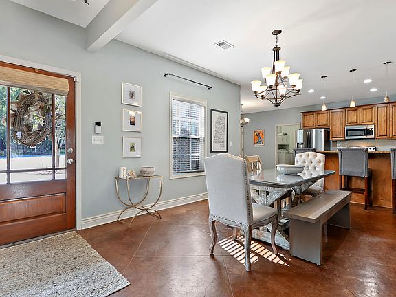 3rd image of 4007 Southern Oaks Cir