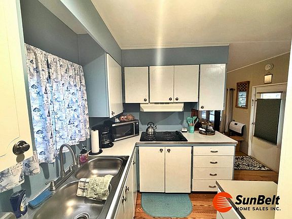 4th image of 8 Edgewater Dr