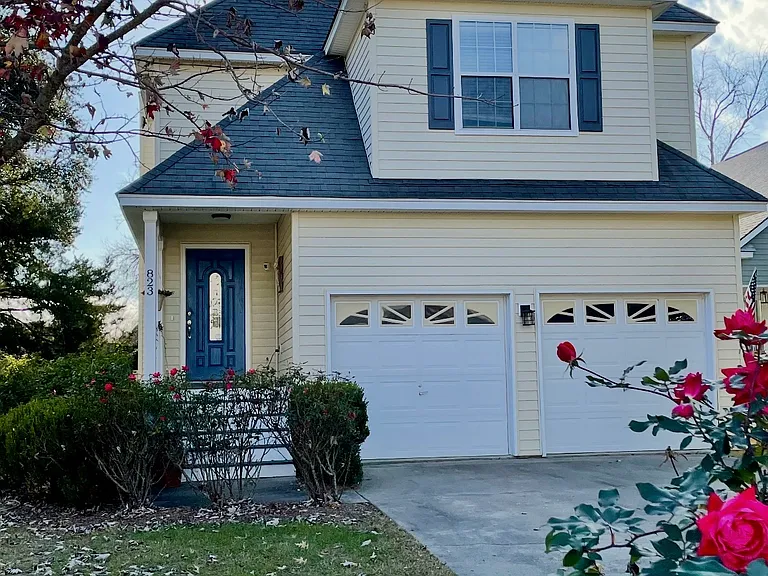 823 Harbor Place Dr — Photo 2