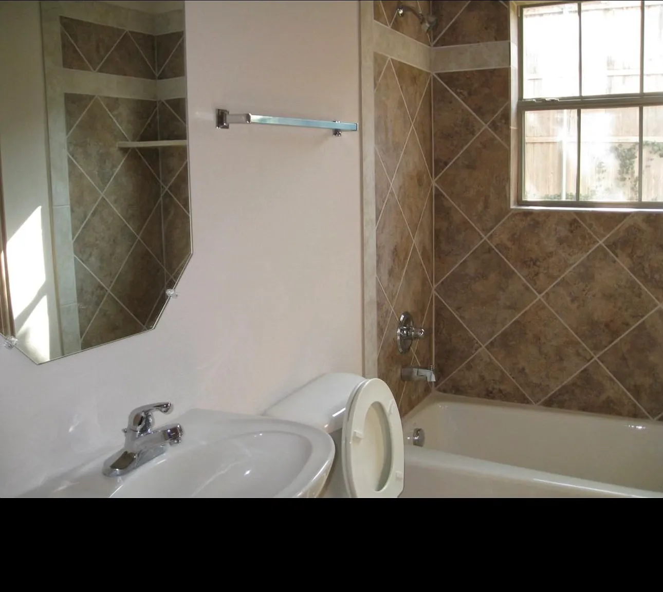 3 bed, 1805 sqft, $2,200 — Photo 2