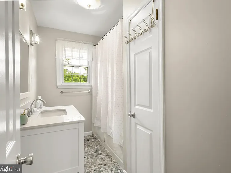 126 Greenwood Rd — Photo 13