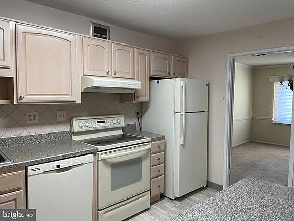 5th image of 205 Yoakum Pkwy Unit 526