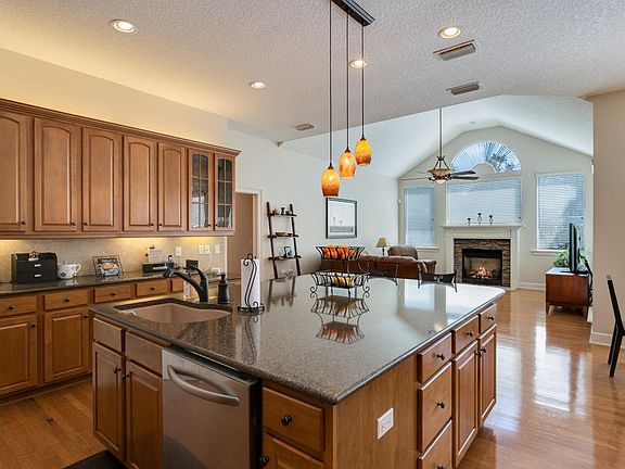 5th image of 1304 Honeysuckle Dr