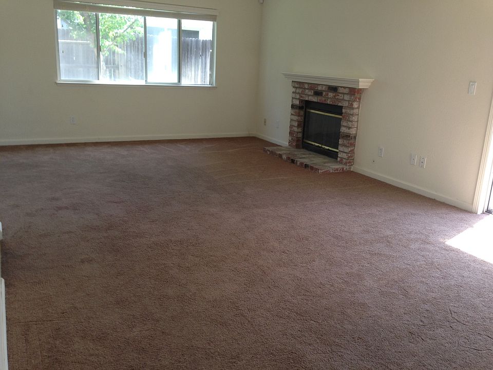 family room w/ fireplace