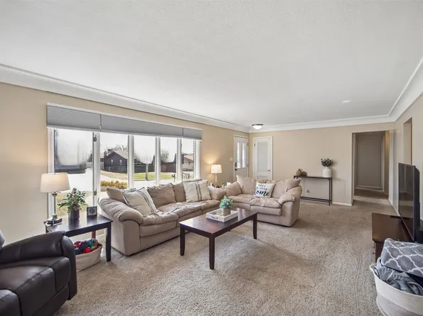 7123 Garrison Rd, Windsor Heights, IA 50324