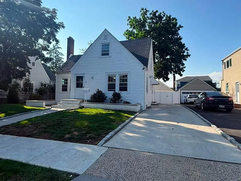 8 Herman Ave — Photo 2