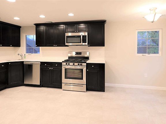 5th image of 14 Lee Gray Ct #B
