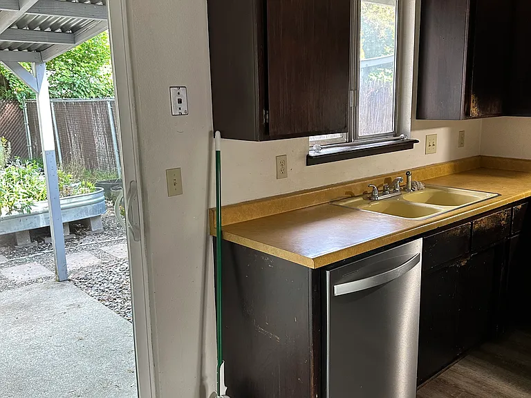 1210 SE North St #B — Photo 4