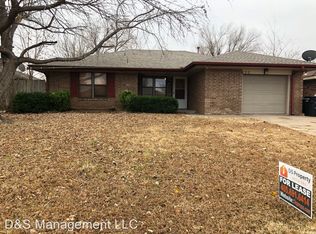 620 NW 18th St, Moore, OK 73160