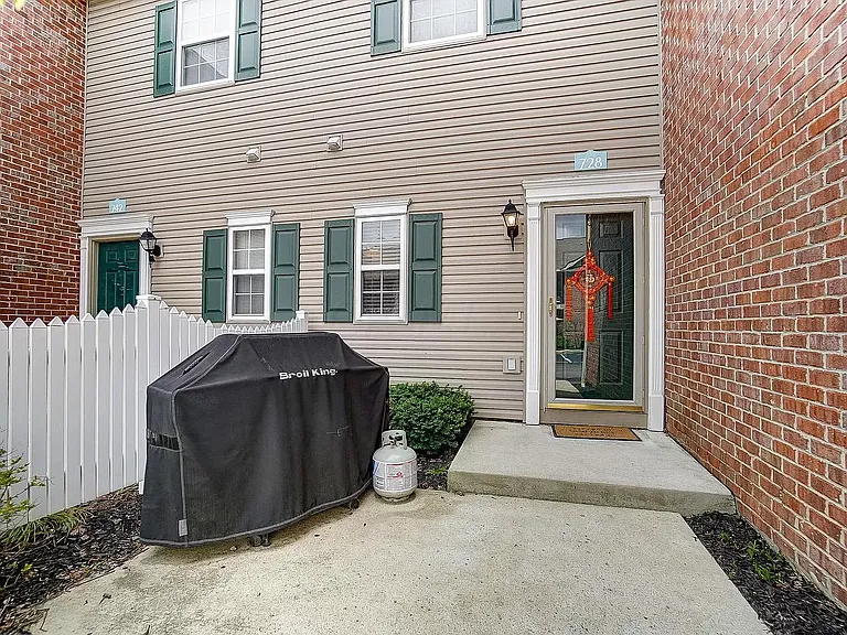 728 Spring Valley Dr — Photo 18