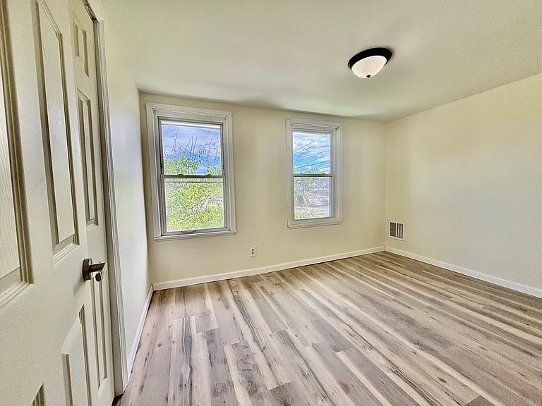 141 Horton St — Photo 4
