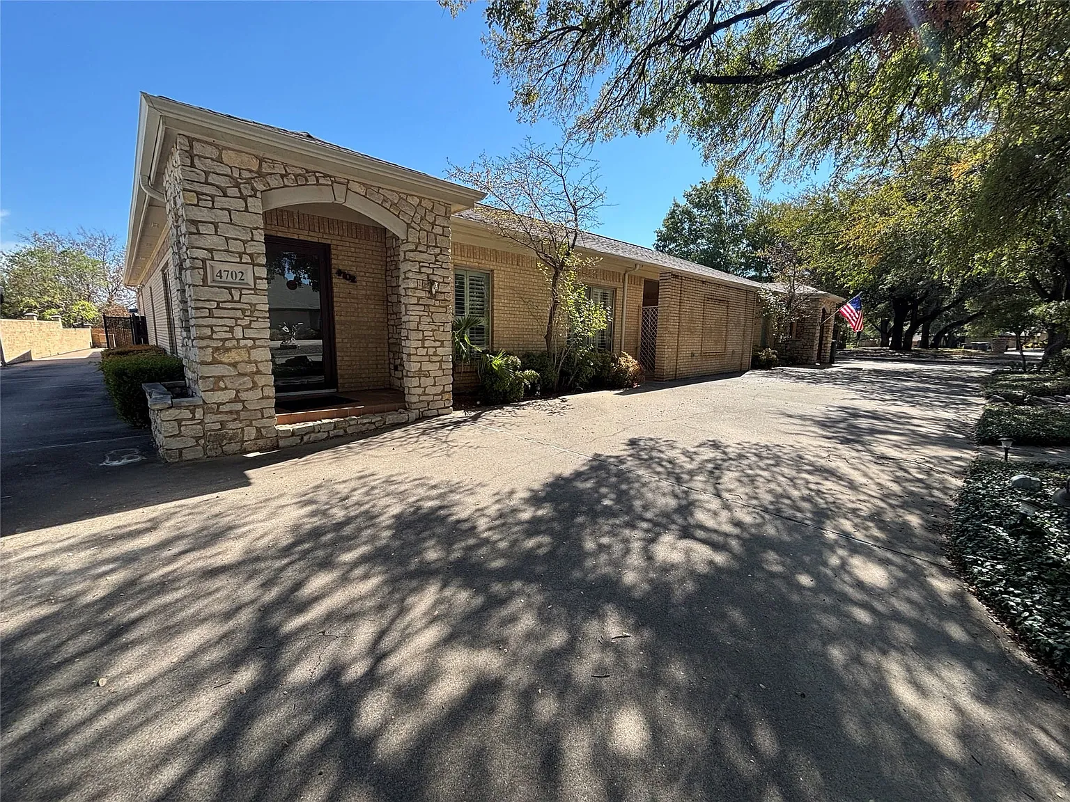 3 bed, 3.0 bath, 2573 sqft, $3,200 — Photo 1