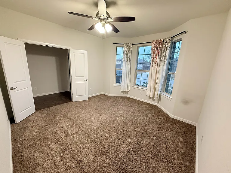 565 Lindisfarne Ln — Photo 7
