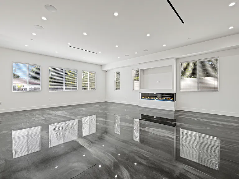 15209 Cohasset St — Photo 14