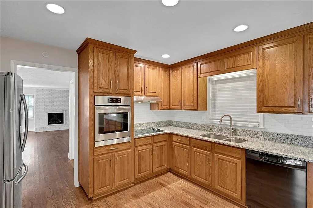 4 bed, 2.5 bath, 2382 sqft, $3,500 — Photo 4