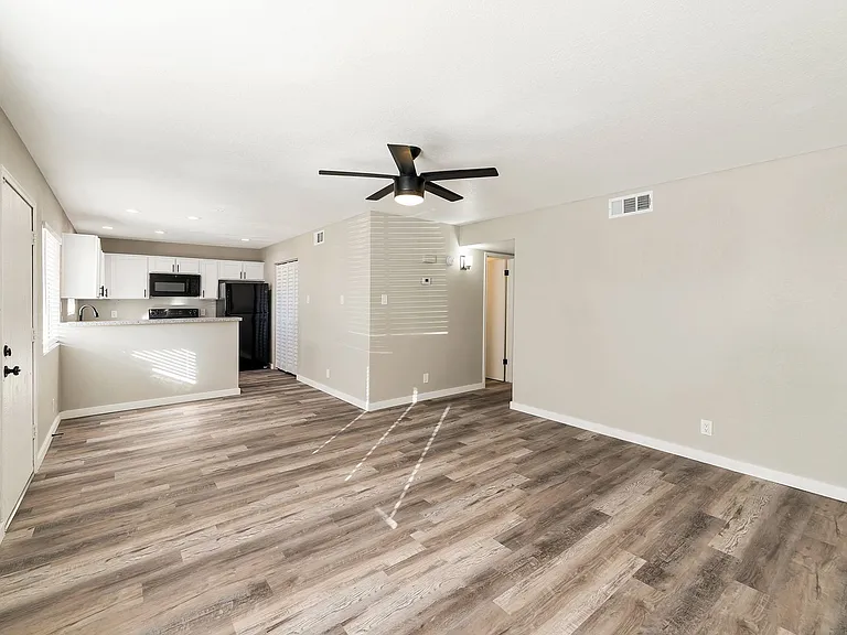 2726 E Beck Ln — Photo 15