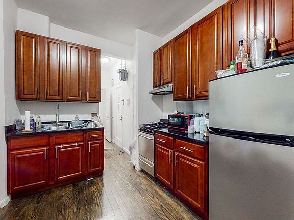 4th image of 170 Thompson St APT 4