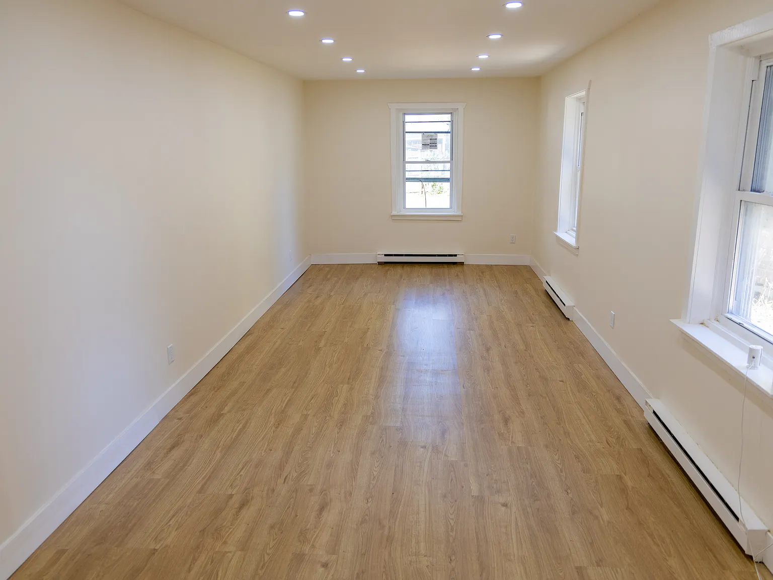 1 bed, 1000 sqft, $1,350 — Photo 2