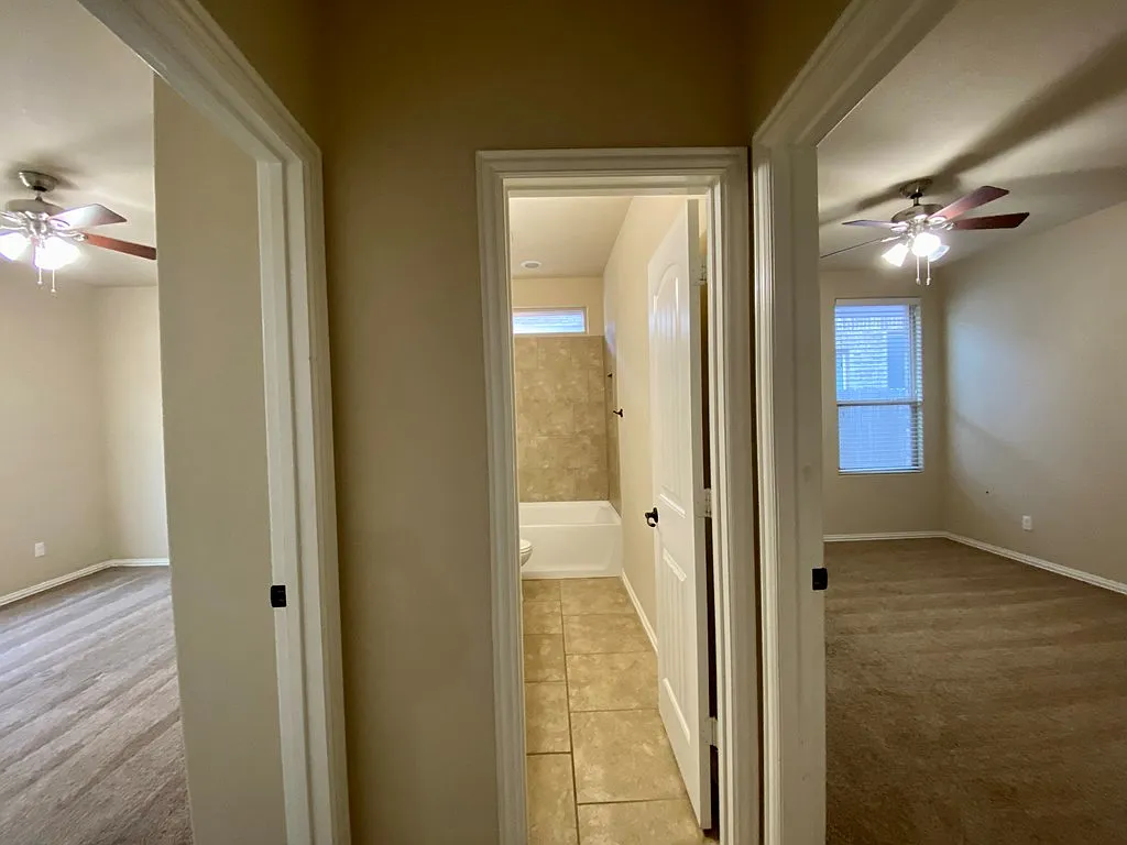 4 bed, 2.5 bath, 2575 sqft, $3,000 — Photo 4
