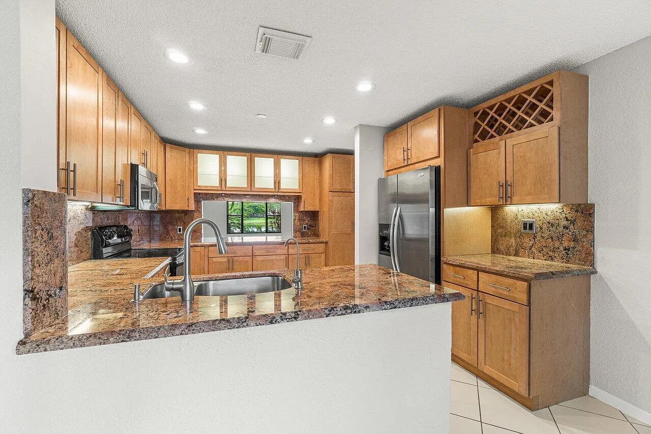 3 bed, 2.5 bath, 2348 sqft, $4,100 — Photo 1