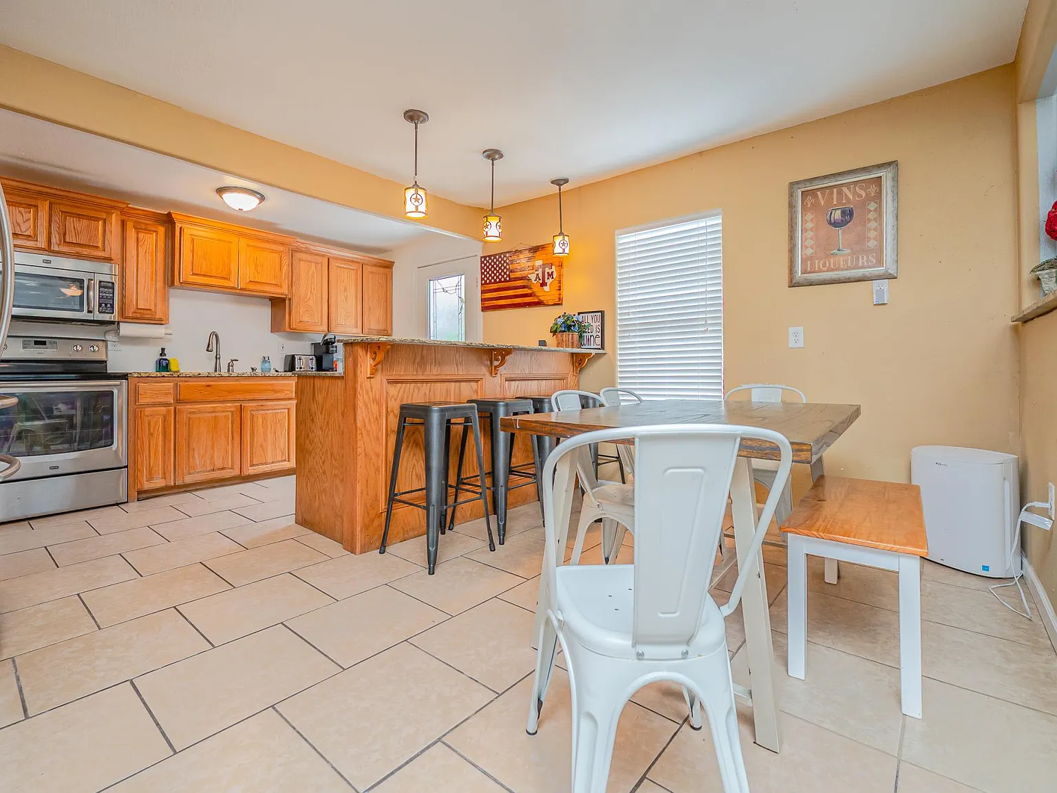 3 bed, 1253 sqft, $3,999 — Photo 4
