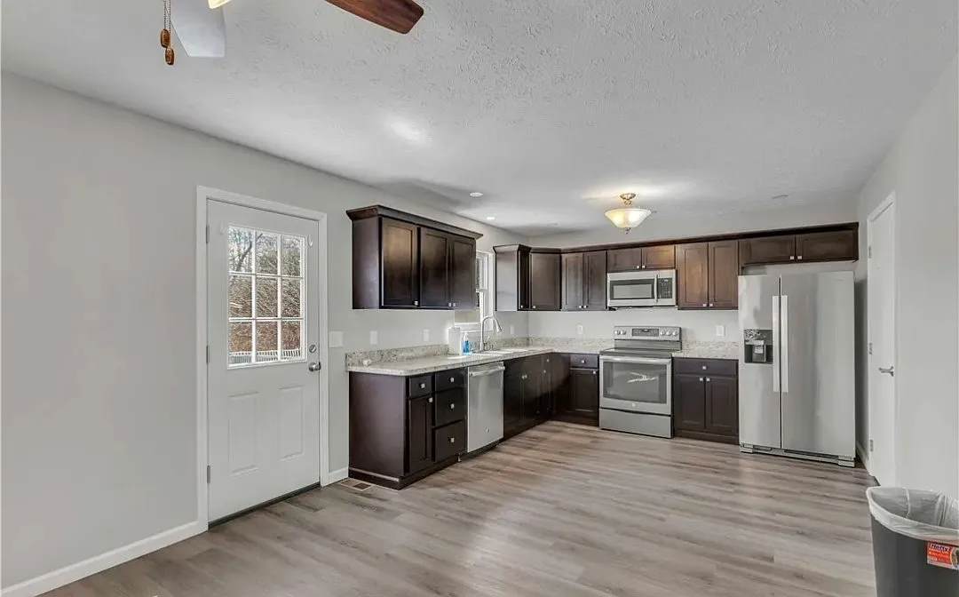 2 bed, 1.5 bath, 1232 sqft, $1,850 — Photo 3