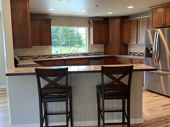 4th image of 823 Renee Ln