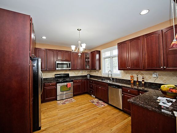 5th image of 105 West Dr