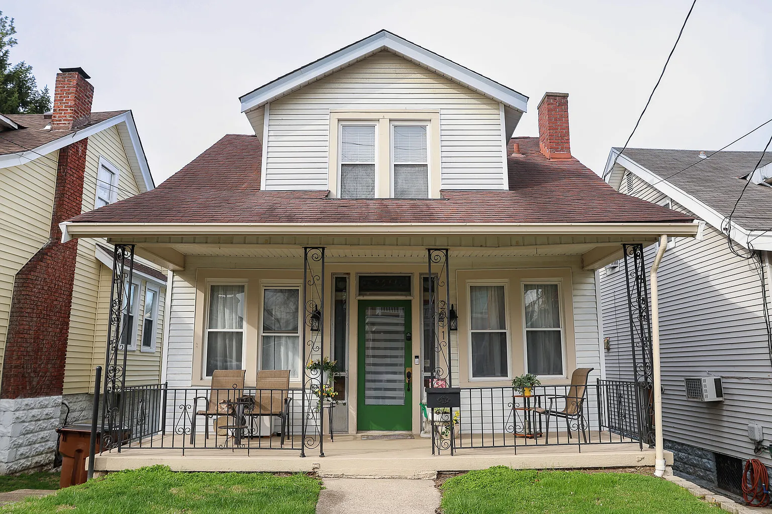 2011 Howell St photo 1
