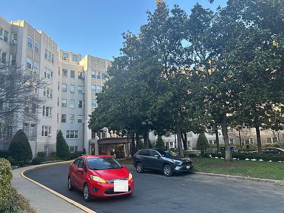 3rd image of 2737 Devonshire Pl NW