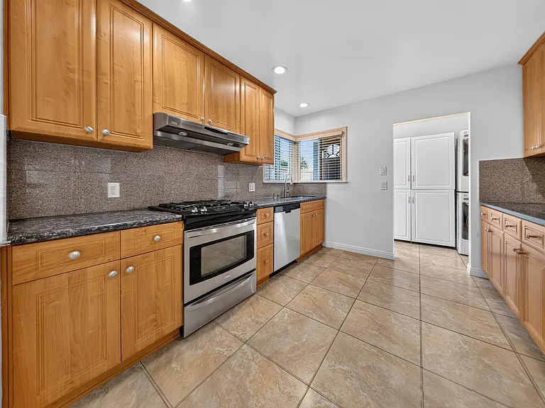 11407 Delano St — Photo 17