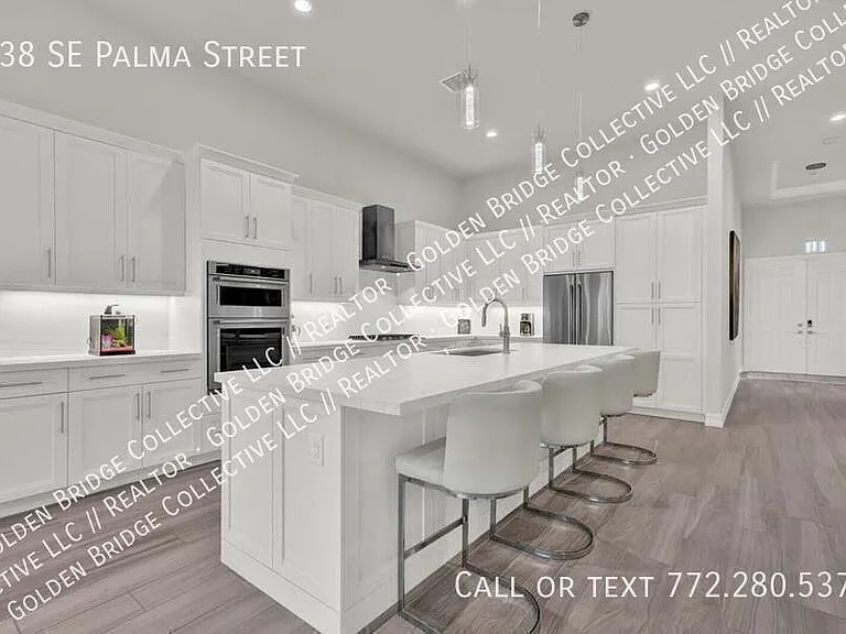 138 SE Palma St — Photo 4