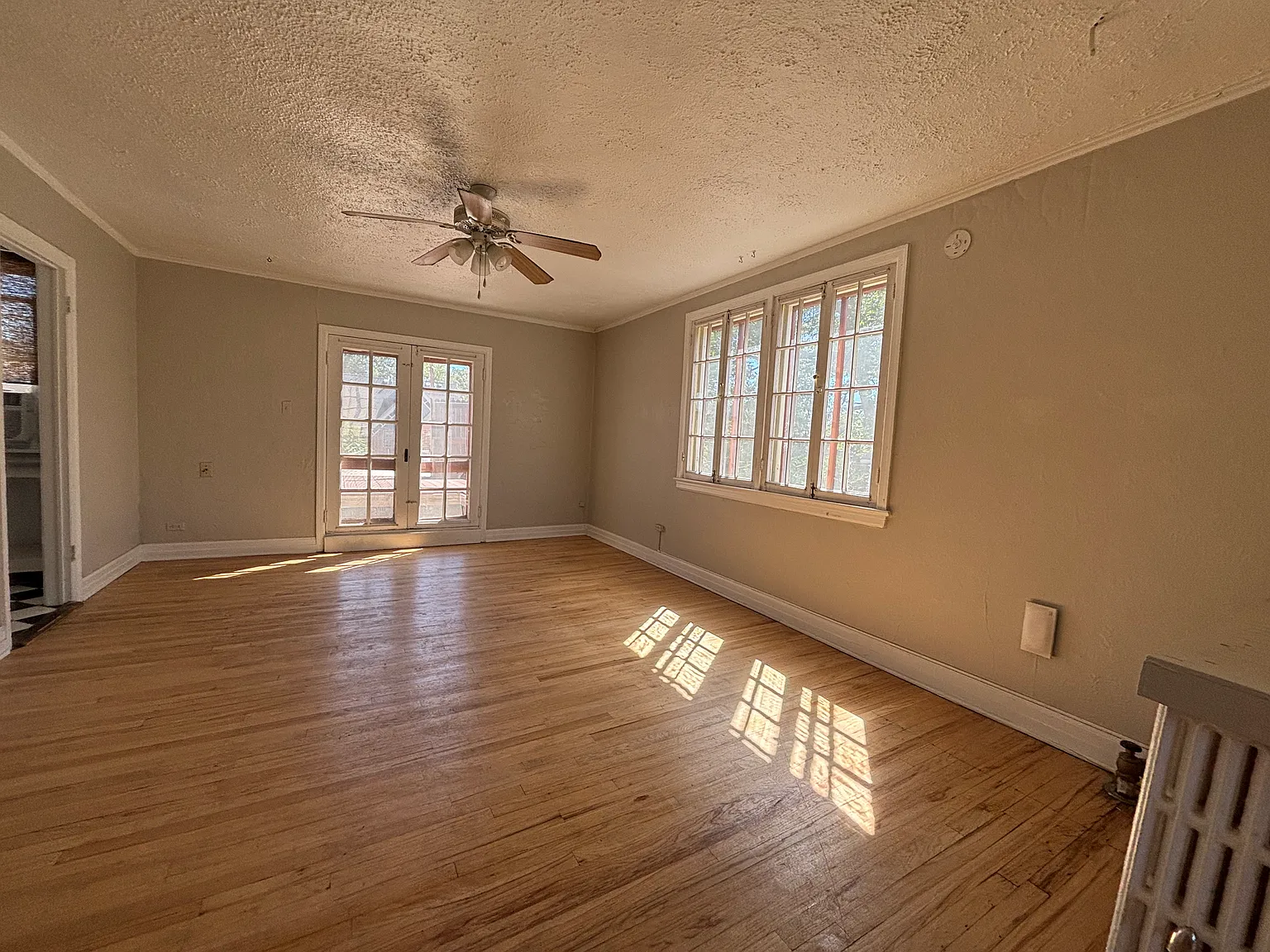 Spacious 3-Bedroom Apartment Near the Denver Botanic Gardens — Photo 4