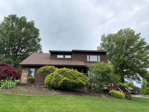 1121 Queens Ct, Morgantown, WV 26508