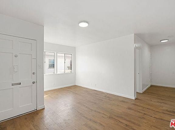 5th image of 933 W Gage Ave #933