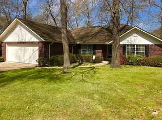 207 Shadow Wood Dr, Palestine, TX 75801