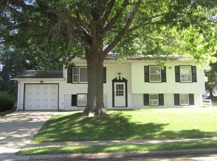 2320 Graham Cir, Dubuque, IA 52002