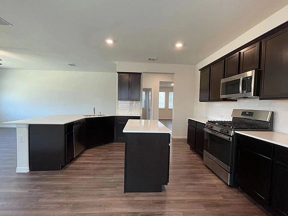 3rd image of 5909 Priory Dr