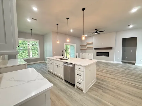 2 Davington Ln, Bella Vista, AR 72715