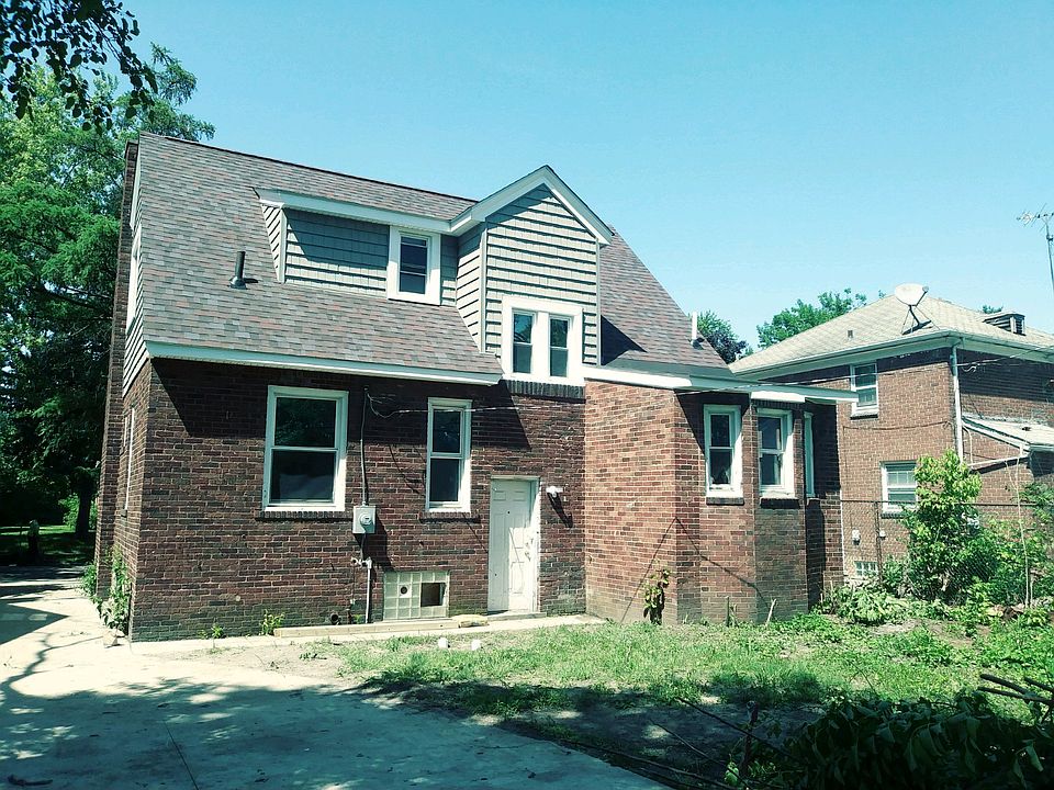 2nd image of 453 W Greendale