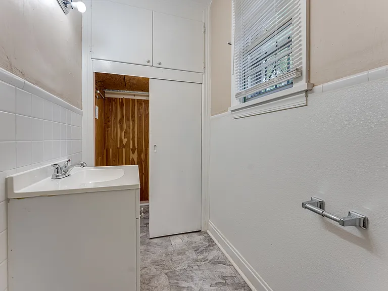 1500 W Short 17th St — Photo 9