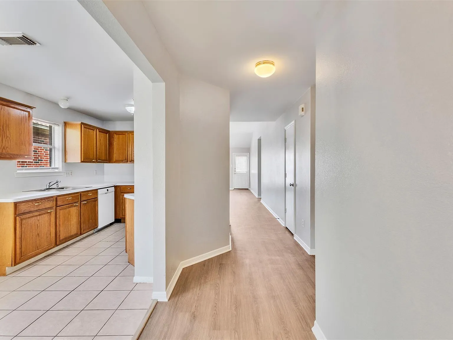 3 bed, 2.0 bath, 1482 sqft, $1,899 — Photo 3