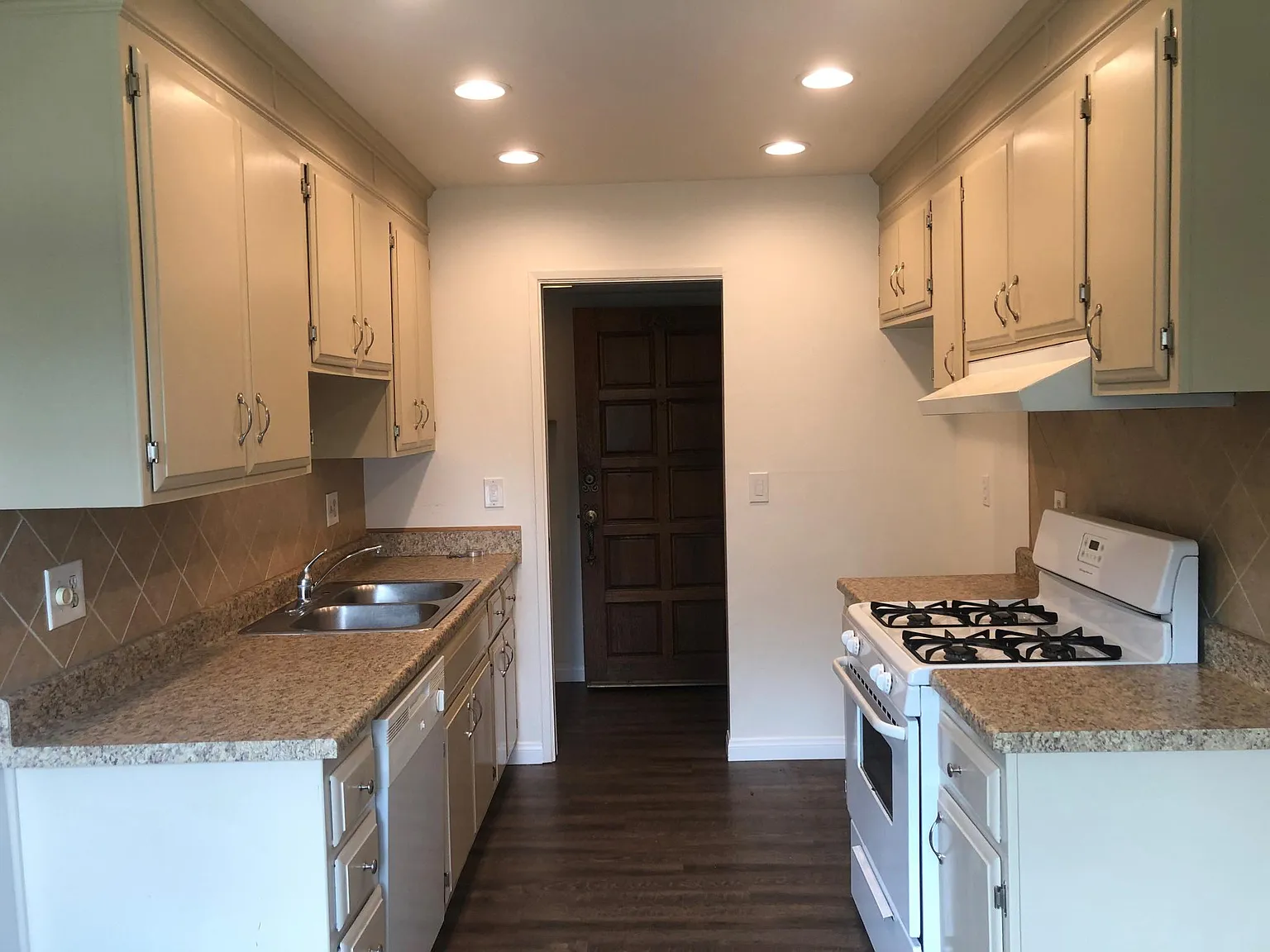 2 bed, 1100 sqft, $2,900 — Photo 2