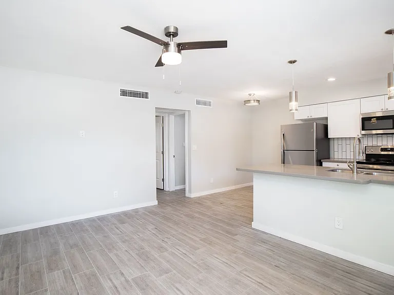 2122 W Augusta Ave #7 — Photo 28