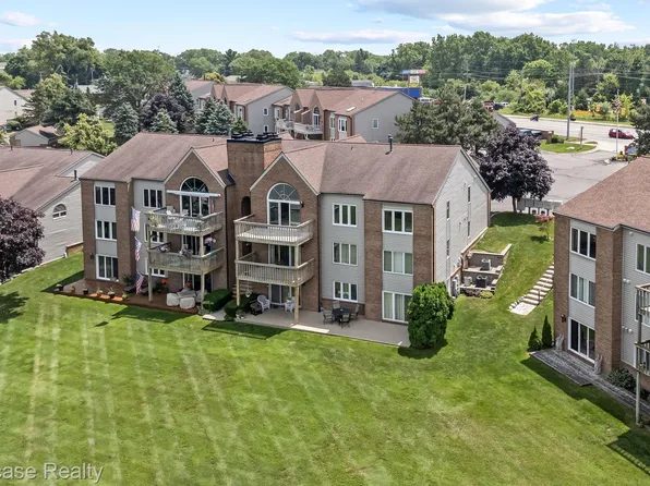 3410 Adams Shore Dr, Waterford, MI 48329