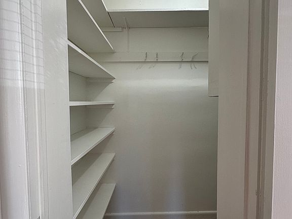 5th image of 704 Chaney Dr APT 1