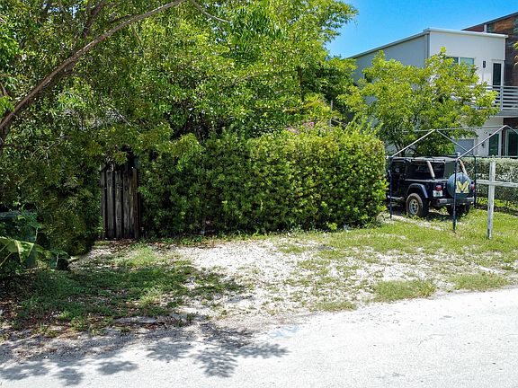 5th image of 640 NE 8TH Avenue