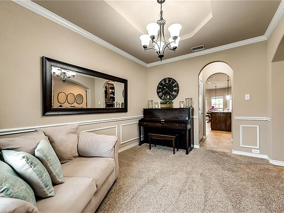 4th image of 1404 Caruth Ln