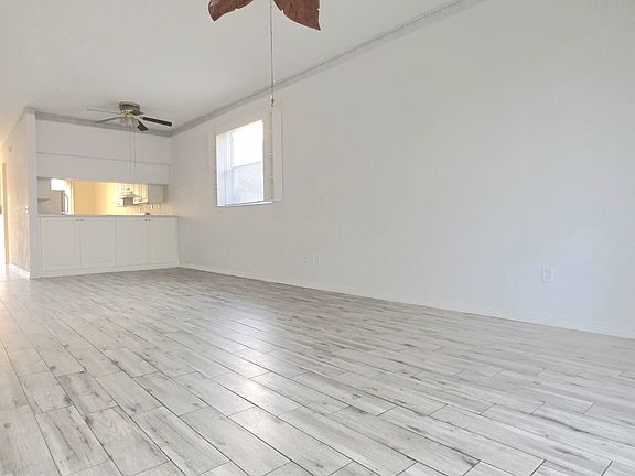 3rd image of 806 Saint Petersburg Dr W