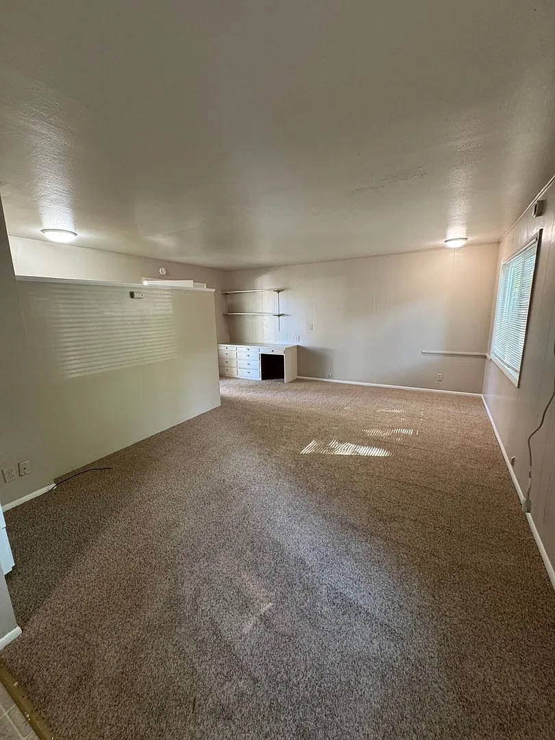 **Summer 2027-Reserve Now** Prime Location- Spacious Studio Near Downtown & Campus — Photo 3